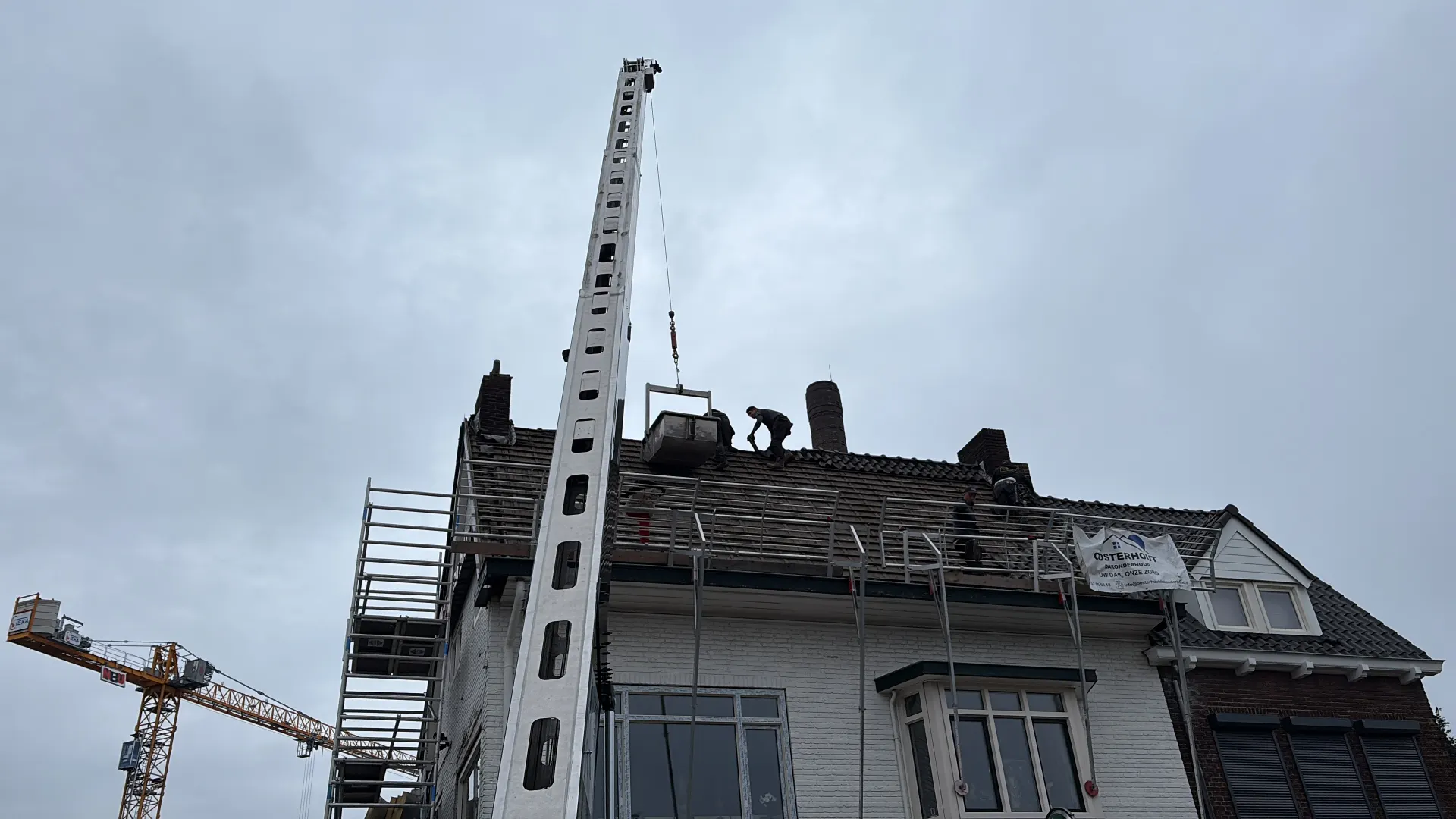 Oosterhout Dakonderhoud aan het werk op een pannendak met kraan en steiger